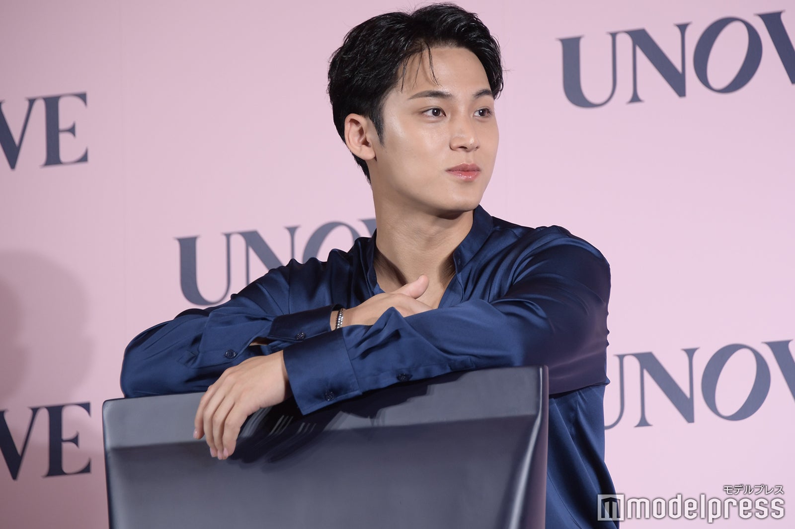 巨大オブジェに持たれかかるミンギュ（C）モデルプレス