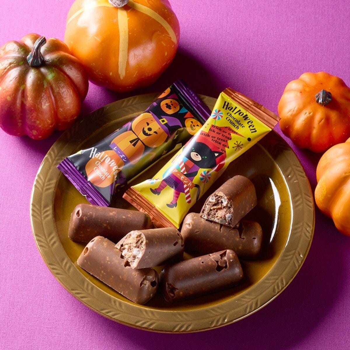 ハロウィン柄の個包装と、割れたチョコレートクランチが皿に置かれ中身が見える