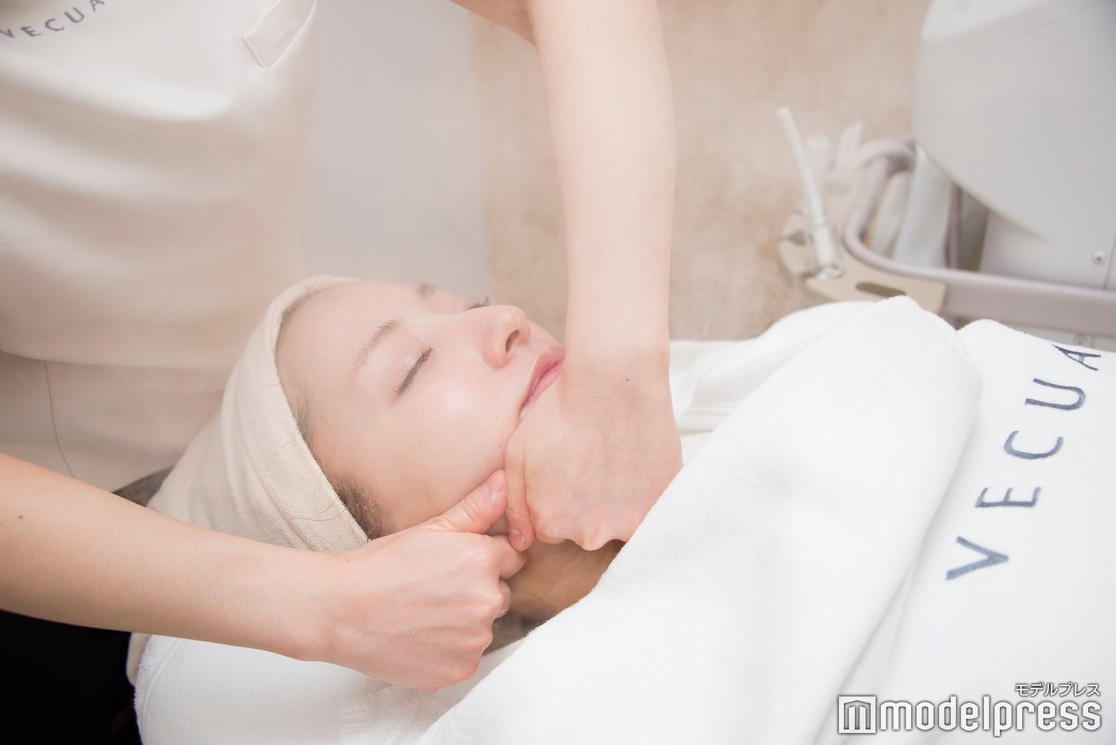 気になるフェイスラインもしっかり引き締め（C）モデルプレス