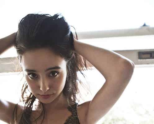 石田ニコル、SEXYランジェリーで美バスト披露