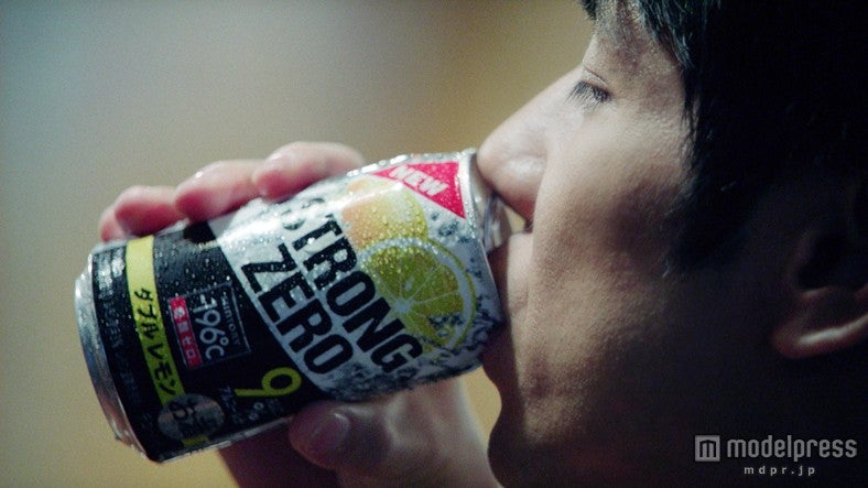 西島秀俊／CM『疑うことをしない男』篇より