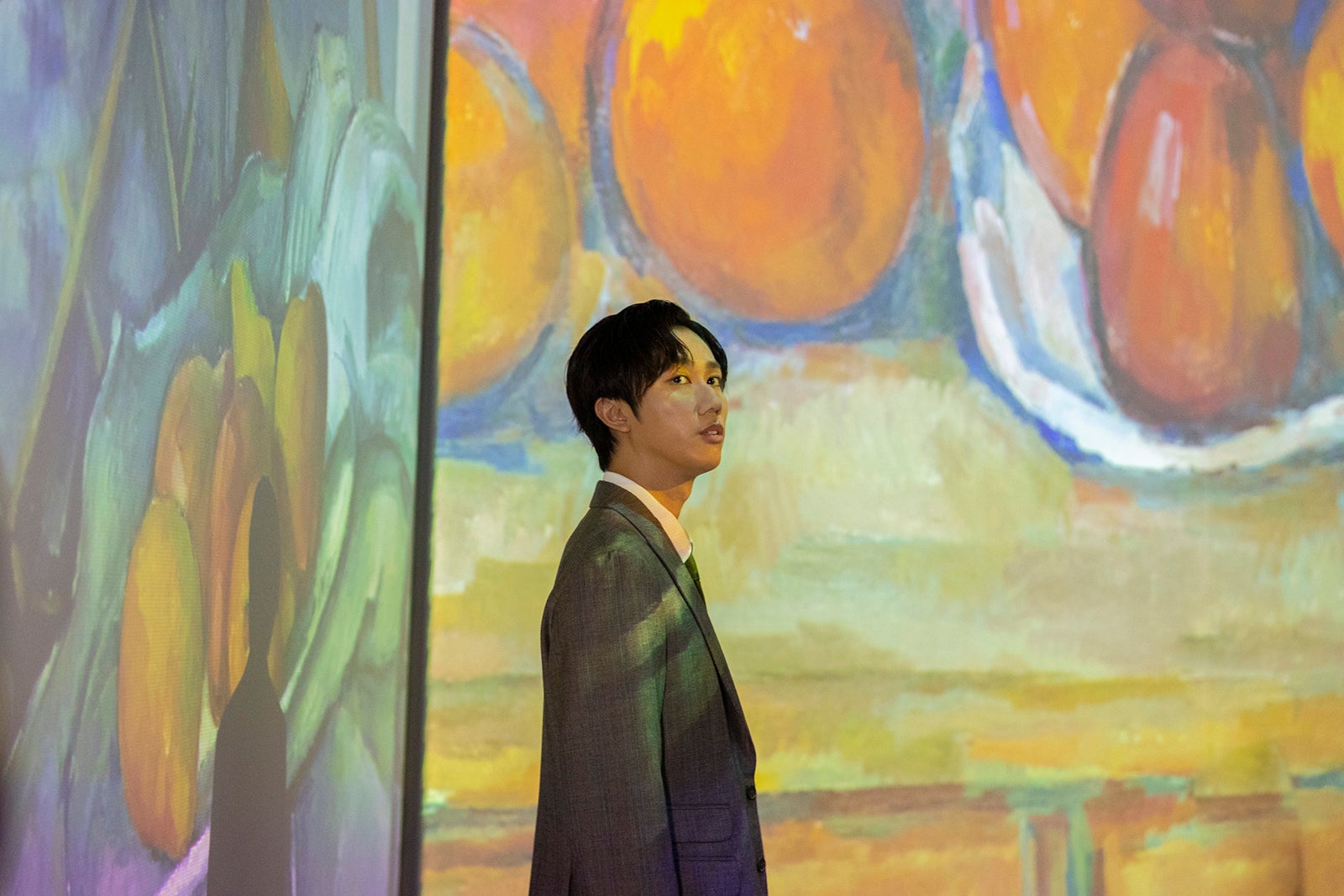 「モネ＆フレンズ・アライブ 東京展」をまわる阿部亮平（提供写真）