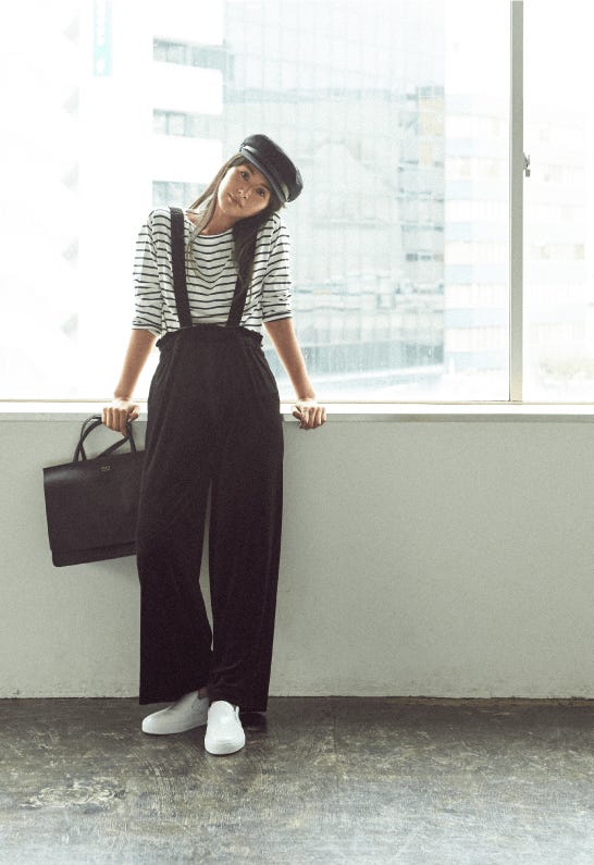 ブラックベロアサスペンダーパンツ¥19,000/スピック&スパン(スピック&スパン ルミネ新宿店) ボーダートップス¥4,800/ミラ オーウェン マリンキャップ¥7,500/スローブ イエナ(スローブ イエナ 渋谷店) ブラックスクエアバッグ¥83,000/OAD NEW YORK(TOMORROWLAND) ホワイトスリッポンスニーカー¥18,000/Amb(ハイブリッジ インターナショナル)(C)TOPLOG