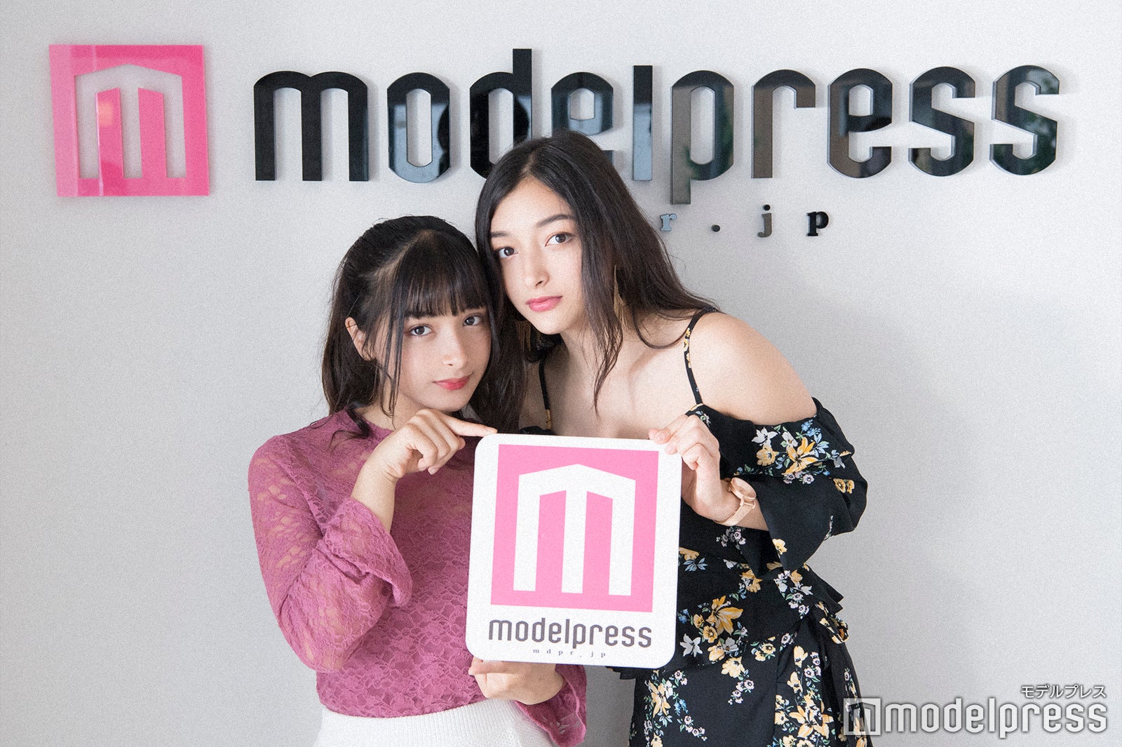 （左から）マリナ、エリカ （C）モデルプレス