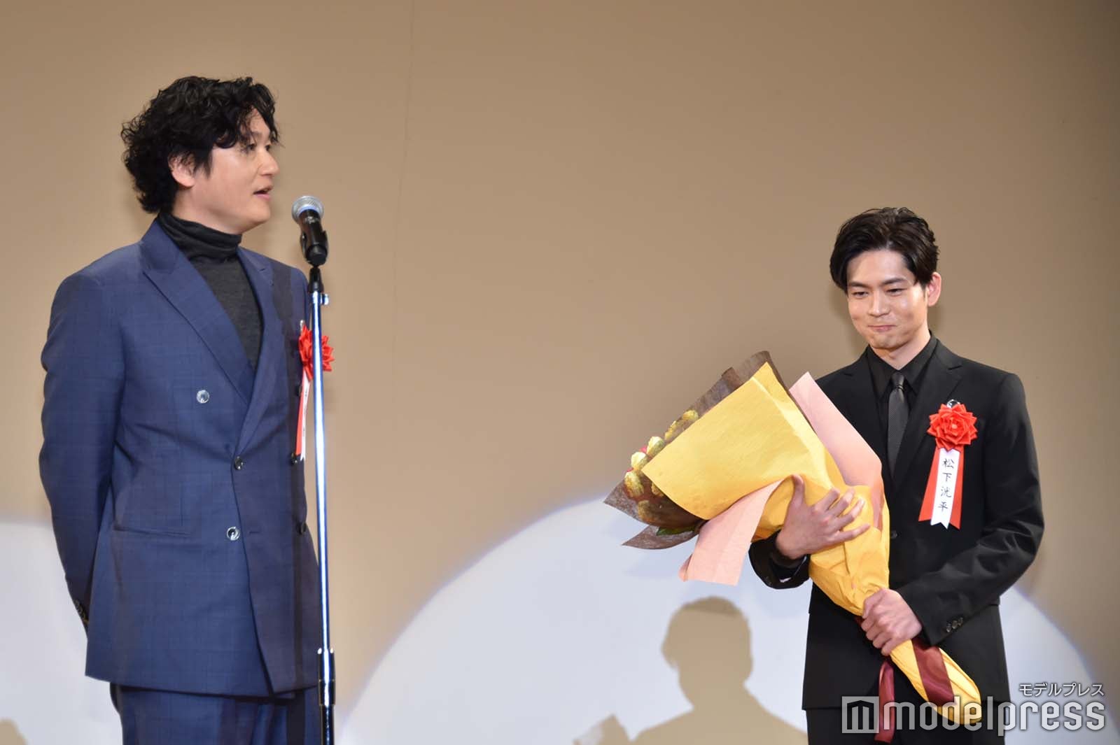 井浦新の話を嬉しそうに聞く松下洸平 （C）モデルプレス