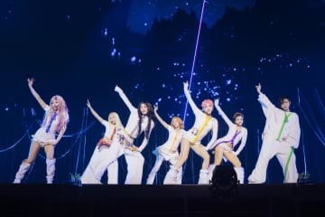 XG プロデューサー逮捕後初のステージで決意表明「ずっと走り続けます」YouTube生配信で大勢のファン見守る中