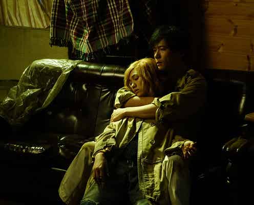 稲垣吾郎、二階堂ふみを抱きしめる 耽美なキスシーンも<ばるぼら>