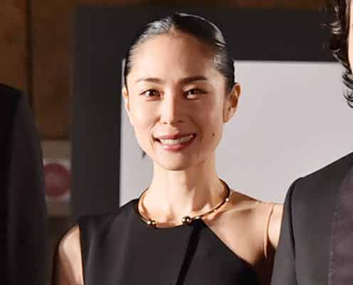 深津絵里、大人な肌見せスタイルで魅了 寄生獣“ミギー”と登場