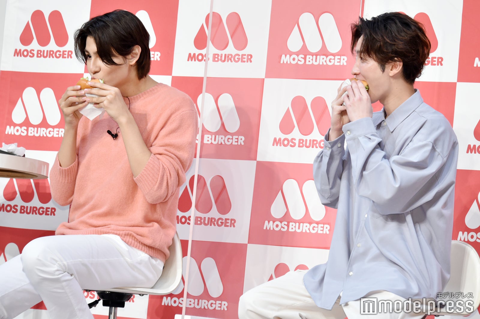 口いっぱいにハンバーガーを頬張るラウール＆渡辺翔太（C）モデルプレス