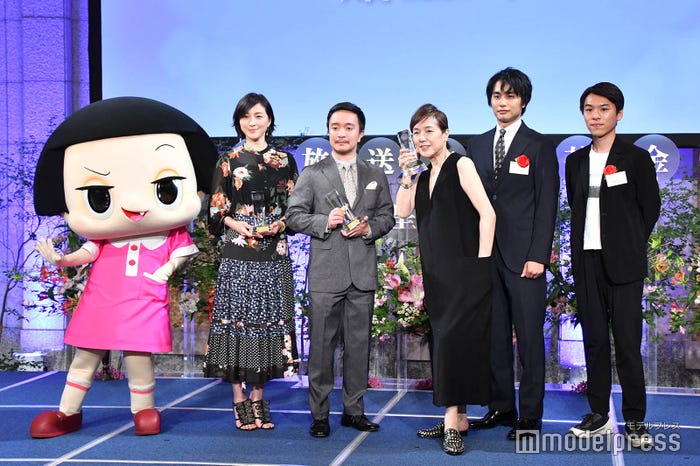 (左から)チコちゃん、広末涼子、濱田岳、桃井かおり、中村蒼、長村航希 (C)モデルプレス