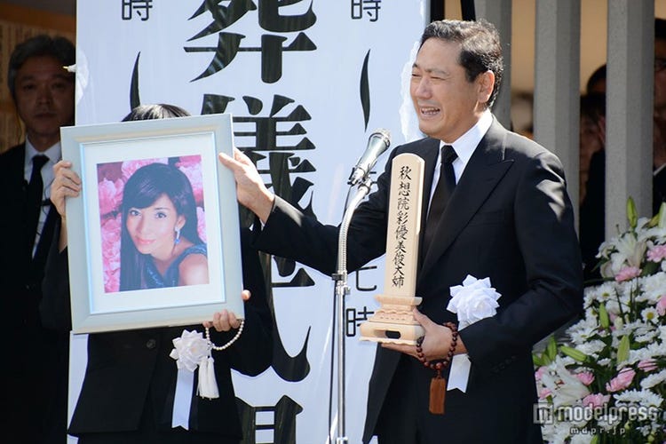 川島なお美さん告別式 拍手で最後の別れ モデルプレス 川島なお美さん告別式 拍手で最後の別れ モデルプレス