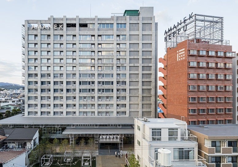 左：「アマネク別府ゆらり」外観、右：「アマネクイン別府」外観（C）Anna Nagai