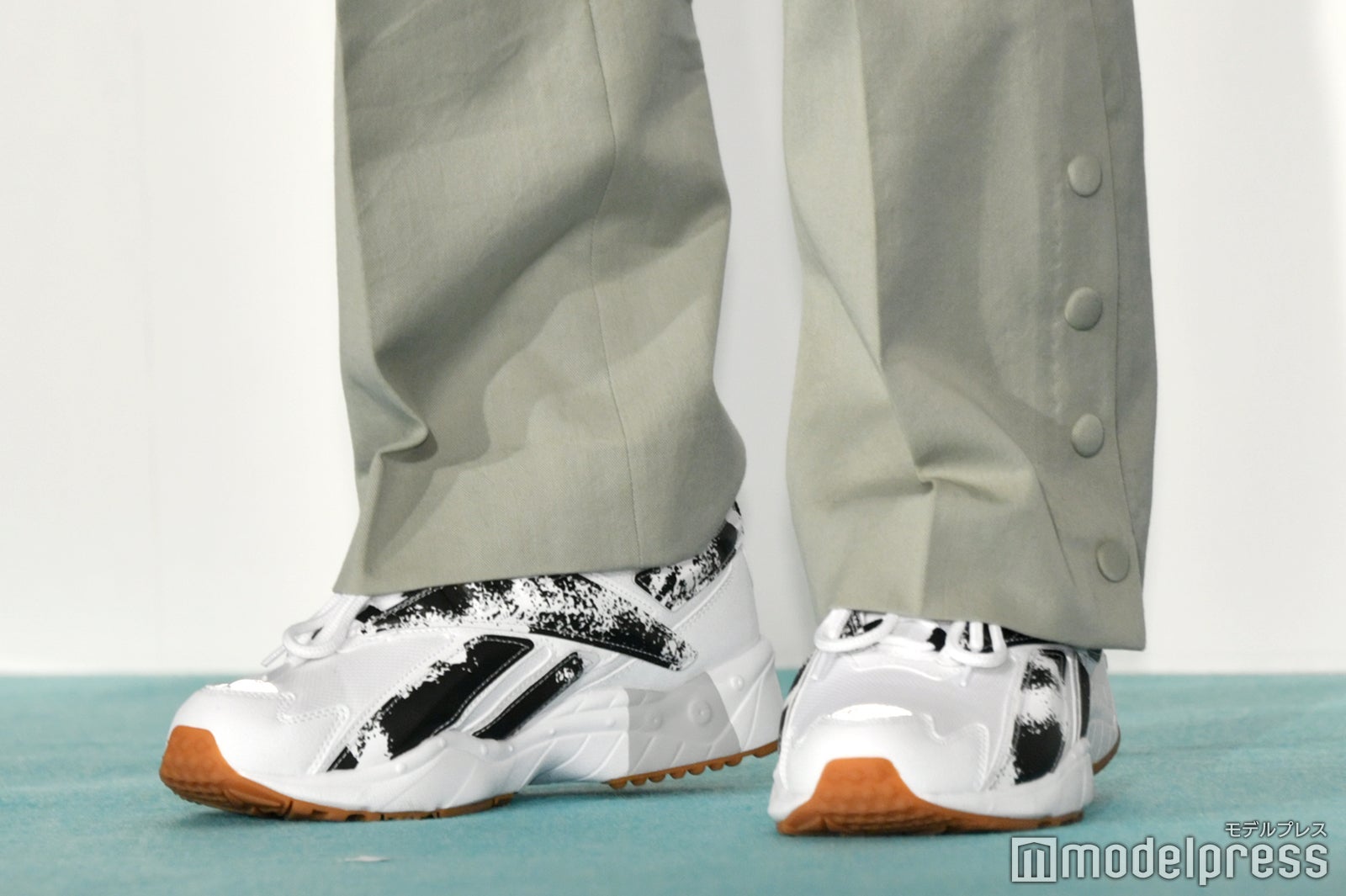 よしあきの足元（C）モデルプレス