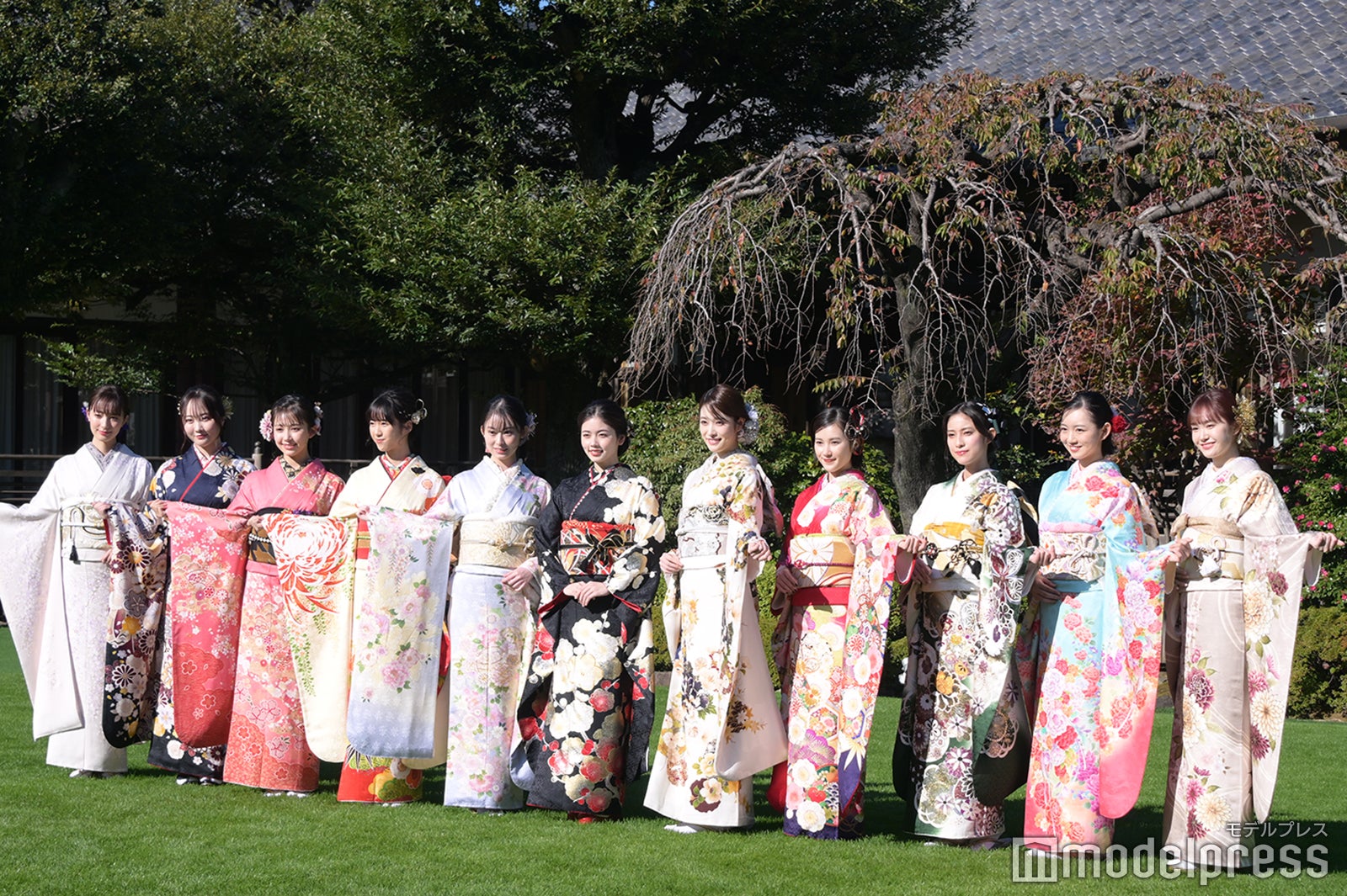 （左から）宮本茉由、本田望結、ギュナイ滝美、大角ゆき、井元彩花、小芝風花、高橋ひかる、井頭愛海、玉田志織、近藤ゆら、尾碕真花（C）モデルプレス