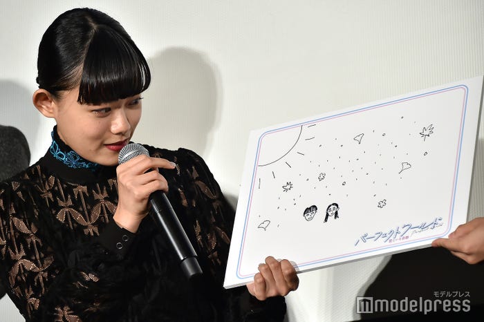 自身の絵を解説する杉咲花 (C)モデルプレス