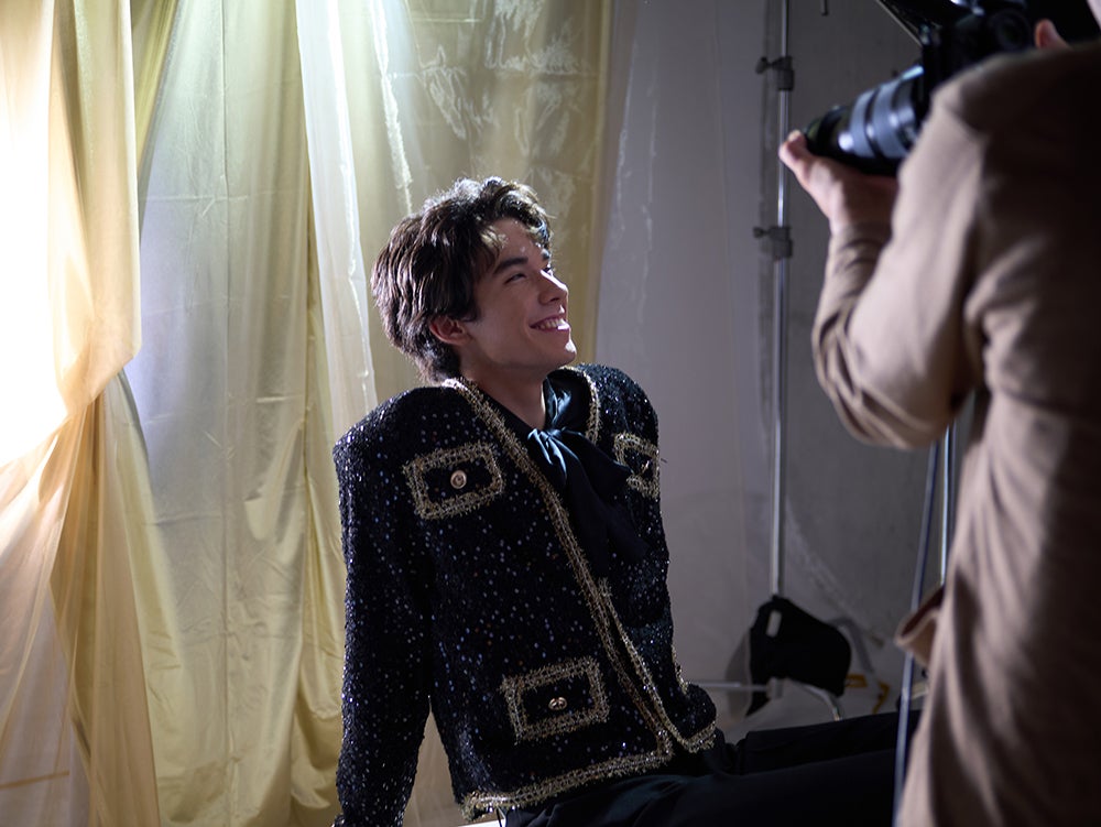 スタッフから歓声があがり笑顔の東島京／モデルプレス独占カット（提供写真）