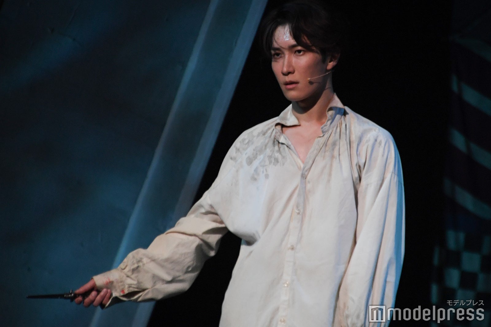 ナイフを持つ渡辺翔太／ゲネプロより（C）モデルプレス