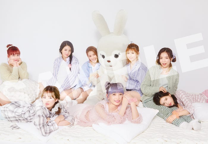 NiziU通常号ピンナップ(左から)NINA、RIO、AYAKA、MAKO、MAYUKA、RIKU、MAYA、RIMA(講談社:提供写真)