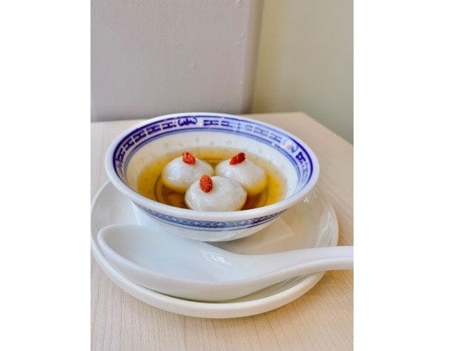 手作りの湯圓のほのかな甘味と温かなスープが染み渡る
