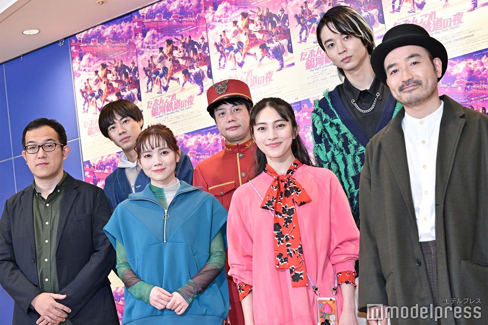 （前列左から）上田誠氏、田村真佑、久保田紗友、岩崎う大（後列左から）戸塚純貴、槙尾ユウスケ、鈴木仁 （C）モデルプレス