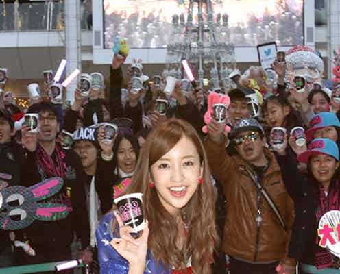 板野友美、ファンと一緒に「乾杯」 極寒ライブで一体パフォーマンス