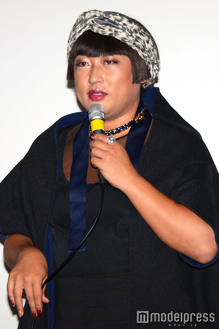 ロバート秋山竜次が扮するトータル・ファッション・アドバイザーのYOKO FUCHIGAMI(C)モデルプレス