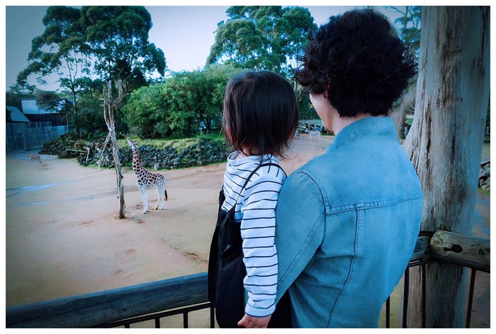 愛娘を抱く水嶋ヒロ/水嶋ヒロオフィシャルブログより