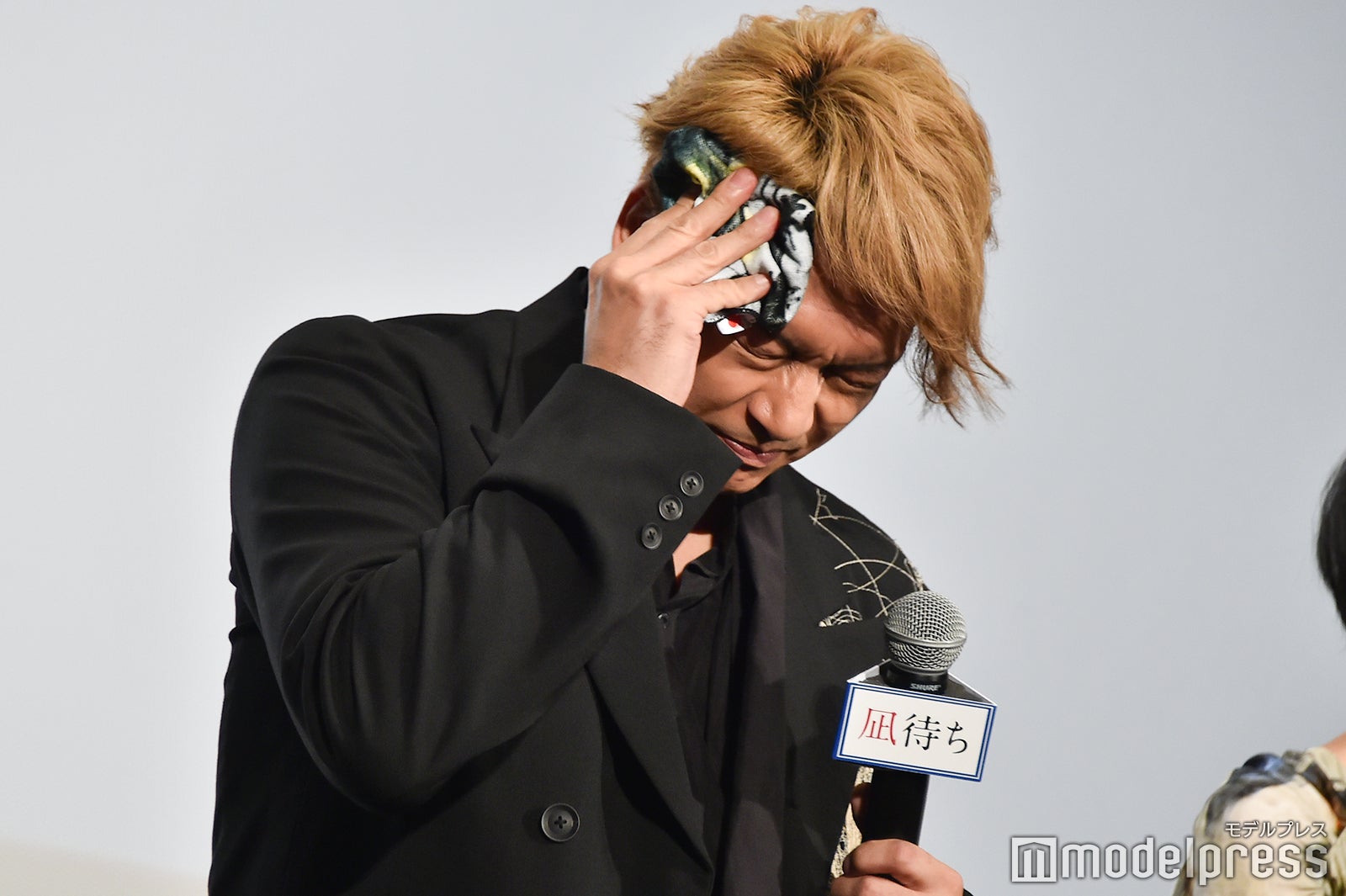 持参していたハンカチで汗を拭く香取慎吾 （C）モデルプレス