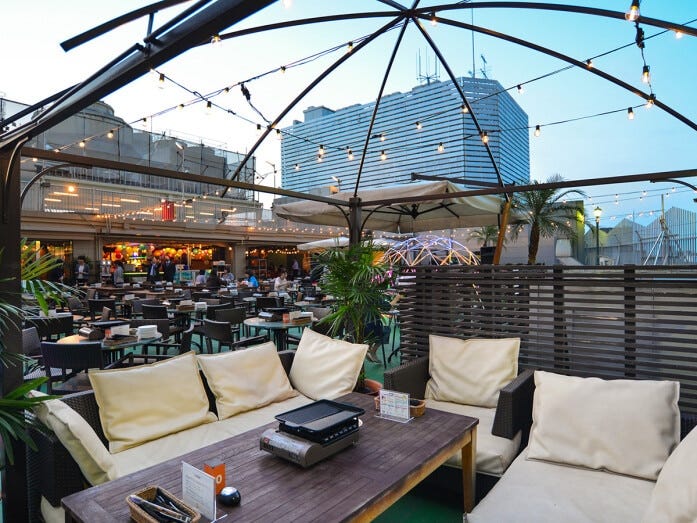 横浜モアーズ最上階、雨が降っても対応可能な全天候型のビアガーデン（画像はイメージ、画像提供：ゼットン）