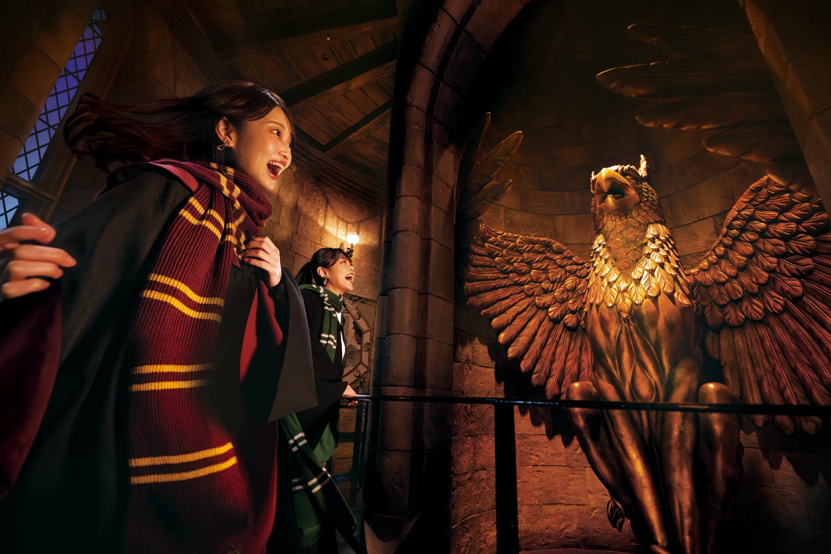 USJ、ハリポタエリアに「ホグワーツ・キャッスルウォーク」が復活！タイムターナーのスーベニアバケツも新登場