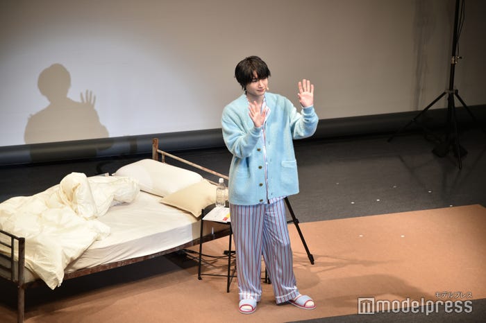 ファンに手を振る桜田通(C)モデルプレス