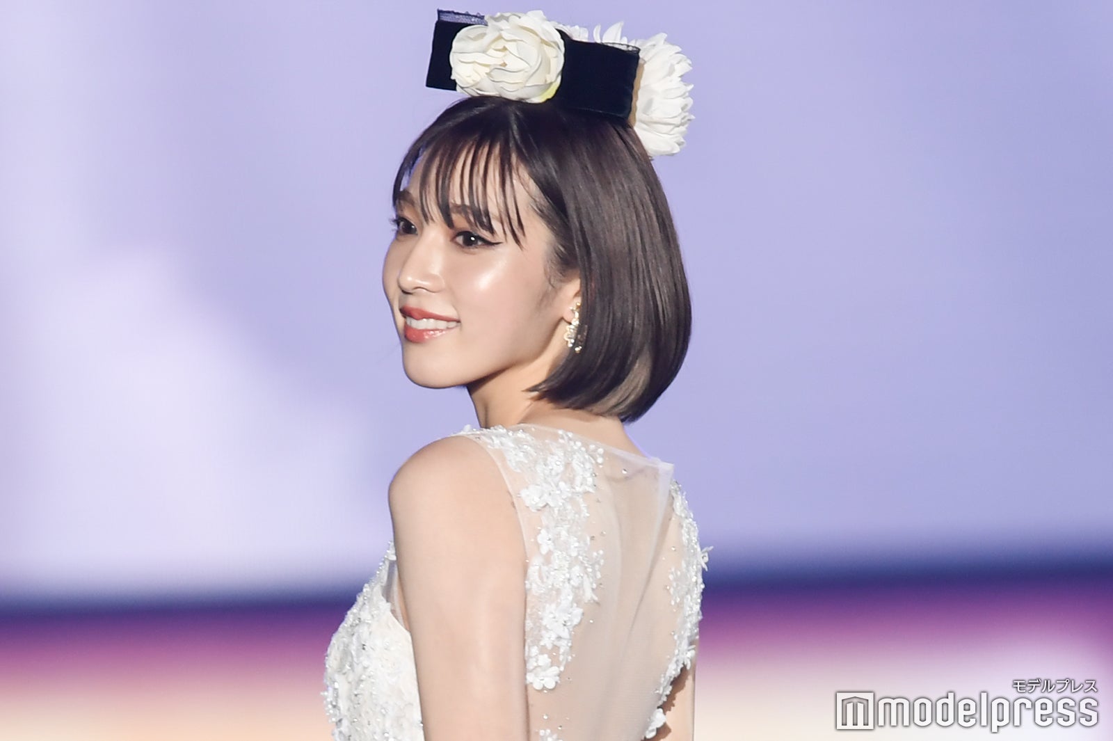 画像5/8) 古川優香、美背中に釘付け 純白ドレス×キャットライン