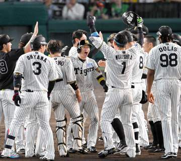 阪神・近本 おかえり76日ぶり1軍！「1番・中堅」フル出場 復帰後初安打がサヨナラ起点「たくさんの声援がすごく力に」