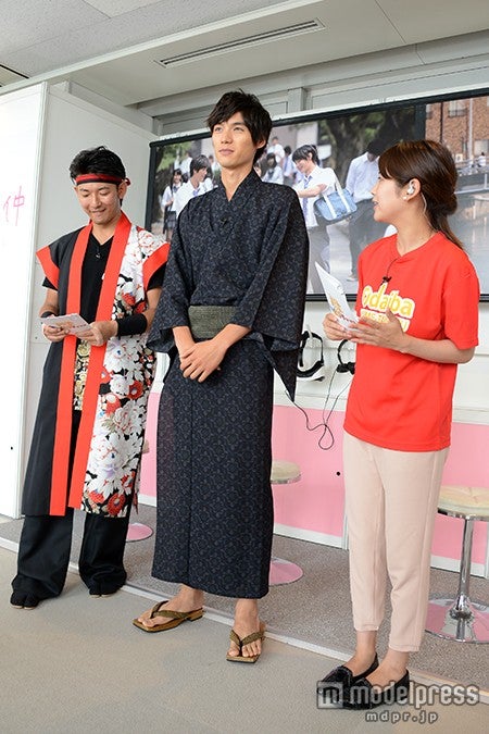 （左から）谷岡慎一アナウンサー、福士蒼汰、竹内友佳アナウンサー／特別番組「『お台場夢大陸～ドリームメガナツマツリ～』開幕SP体感！夢のナツマツリ」