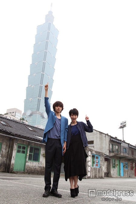 「台北101」前でフォトセッション