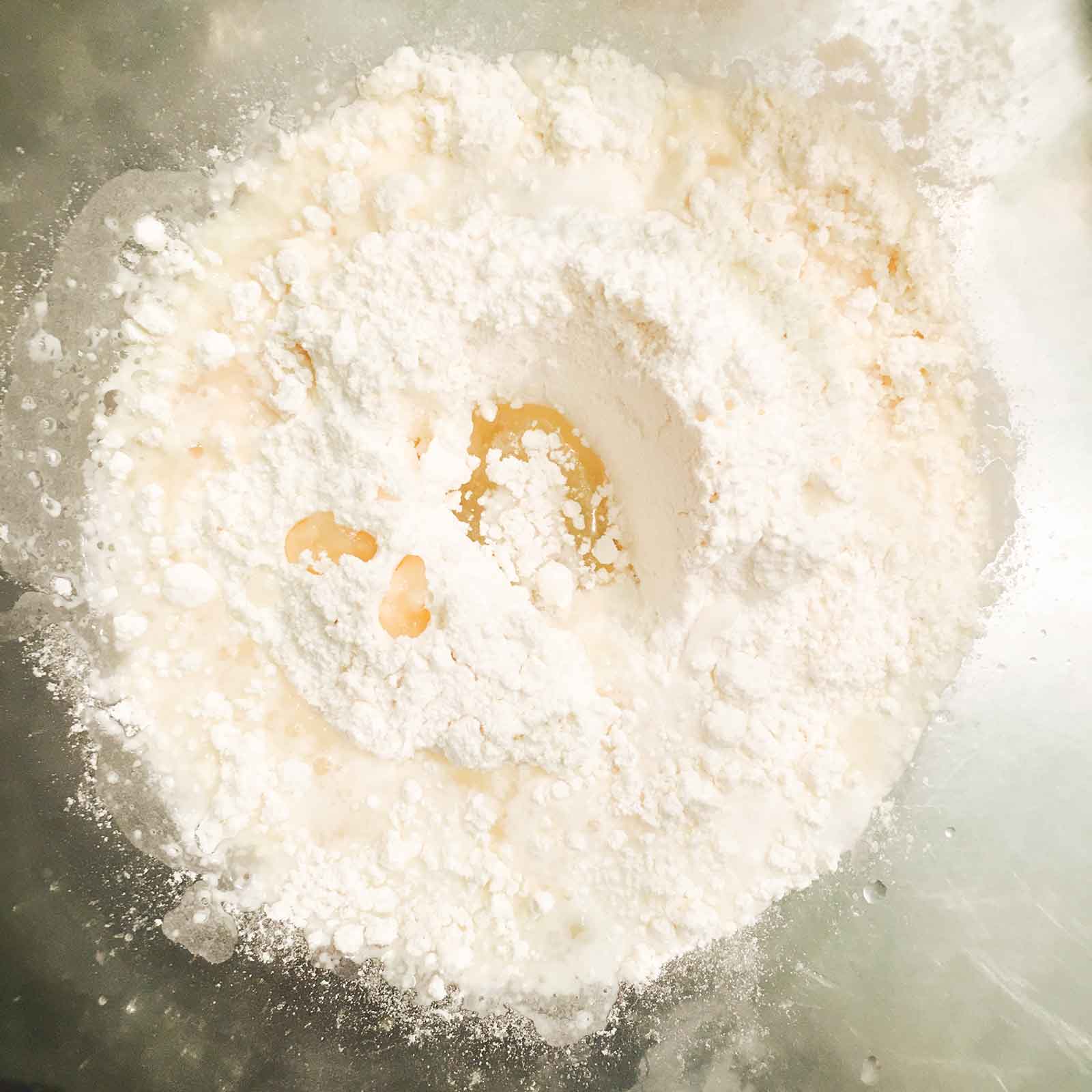 手順1：薄力粉、塩、ベーキングパウダーを入れ、真ん中にサラダ油、ぬるま湯を入れる／画像提供：柏原歩