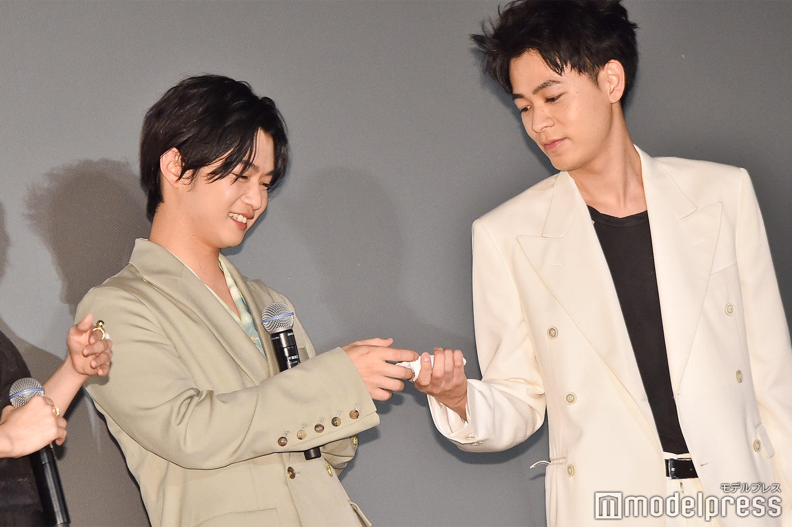 泣いてしまった千葉雄大にハンカチを差し出す成田凌 （C）モデルプレス