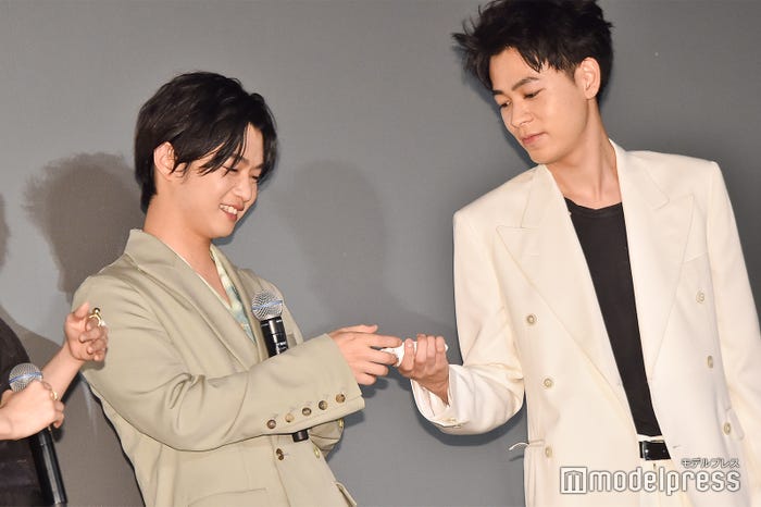 泣いてしまった千葉雄大にハンカチを差し出す成田凌 (C)モデルプレス