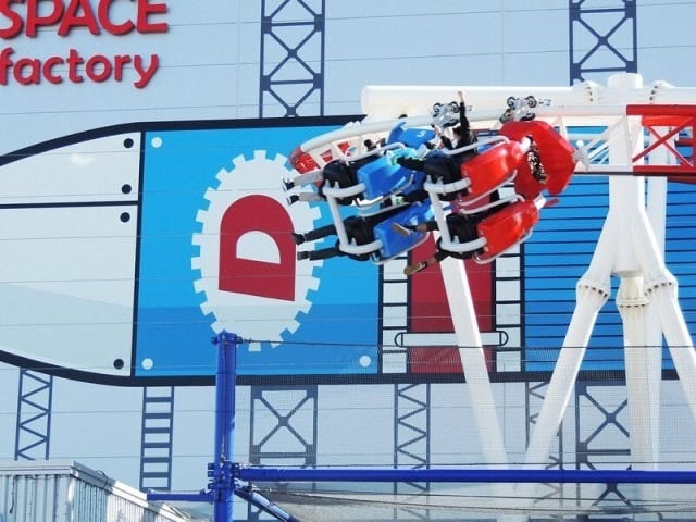 足元ブラリの状態で前後左右に揺られます。絶叫というよりは爽快型のコースターです