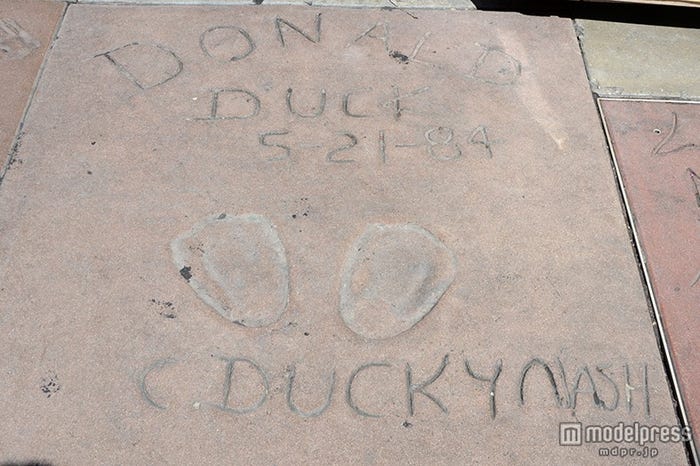 ドナルドダックの足型も