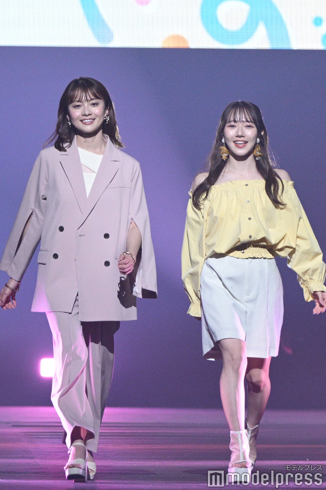 中塚美緒OHKアナウンサー、佐藤樹理OHKアナウンサー（C）モデルプレス