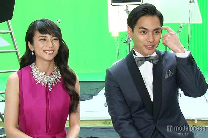 インタビューに応じた(左から)柴咲コウ、柳楽優弥