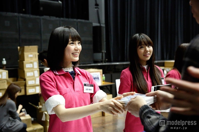 生田絵梨花／HMV担当でファンに手渡し