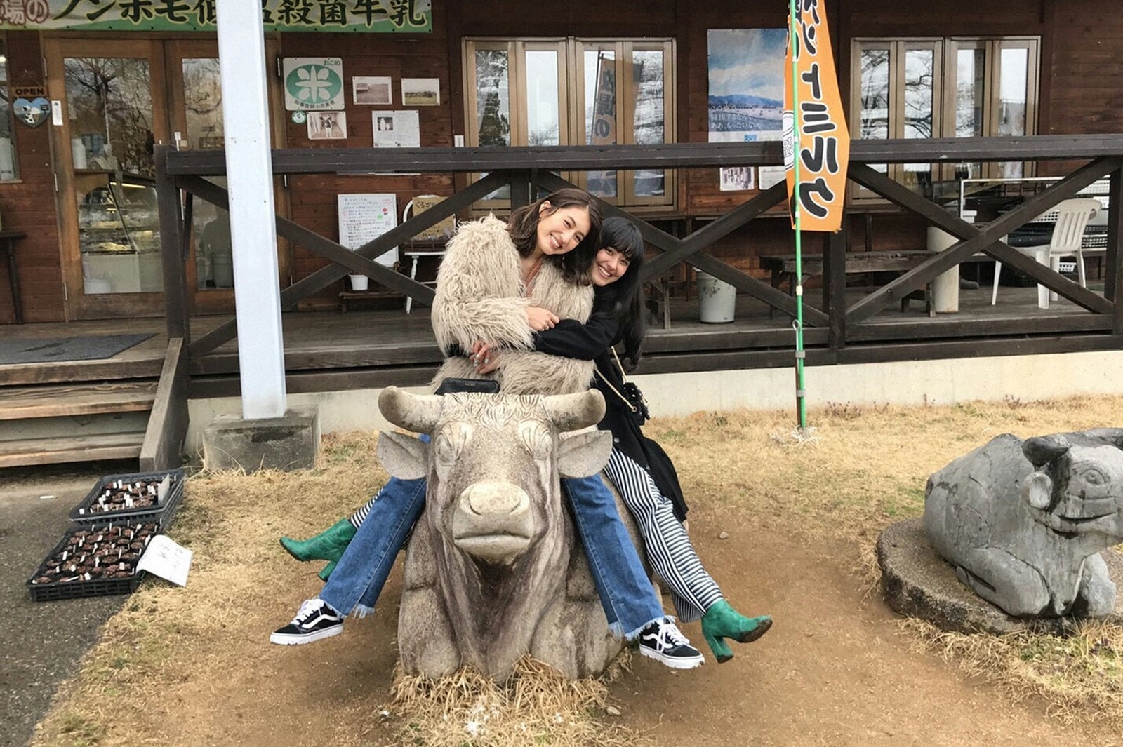 （左から）有末麻祐子、浦浜アリサ（C）TBS