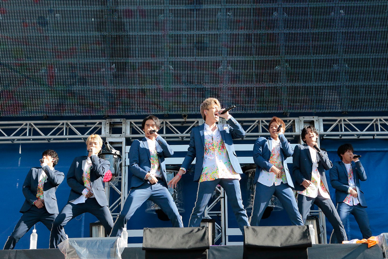 25日に出演したSOLIDEMO（左から）佐脇 慧一、佐々木 和也、山口 智也、向山 毅、手島 章斗、木全 寛幸、シュネル （写真提供：avex）  