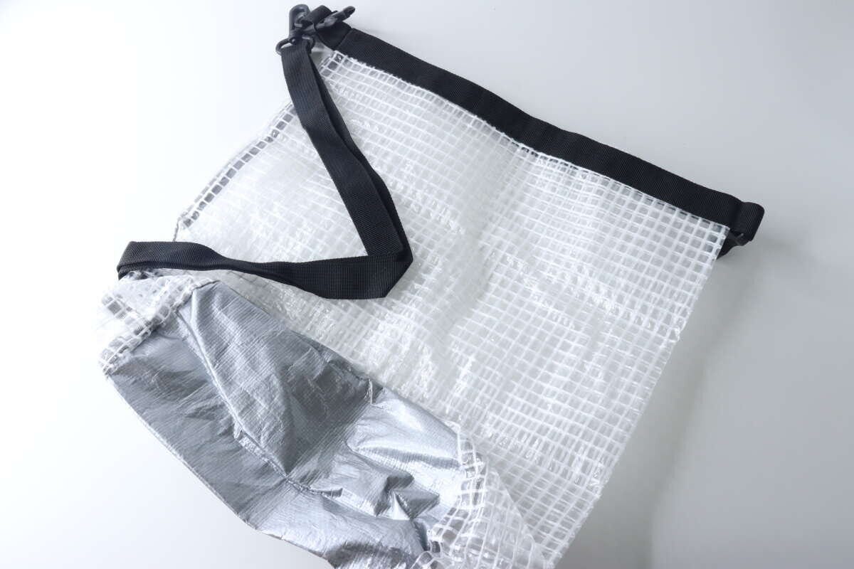 広げた状態のジムバッグ、底面はレジャーシート素材 広げた状態のジムバッグ、底面はレジャーシート素材