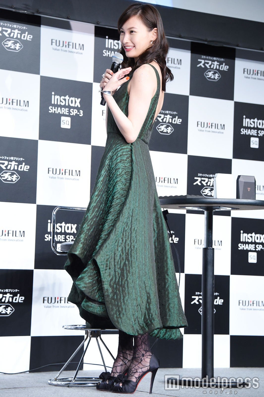 腕のキラキラも可愛い （C）モデルプレス