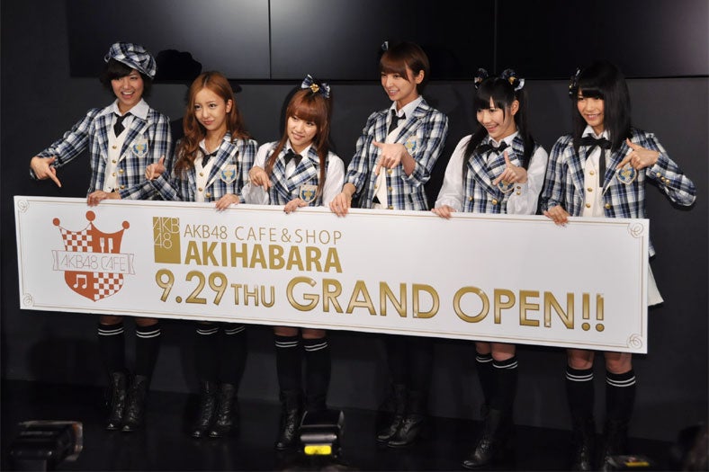 AKB48（左から：宮澤佐江、板野友美、高橋みなみ、篠田麻里子、渡辺麻友、横山由依）