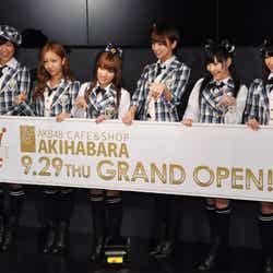 AKB48(左から:宮澤佐江、板野友美、高橋みなみ、篠田麻里子、渡辺麻友、横山由依)