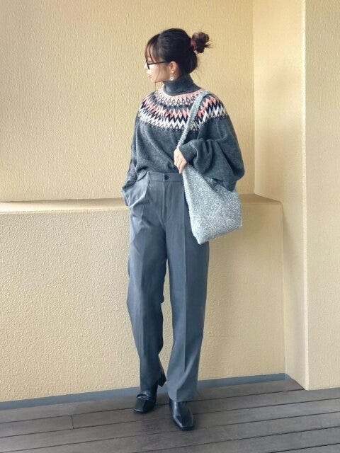 グレーのワイドパンツのきれいめカジュアルコーデ